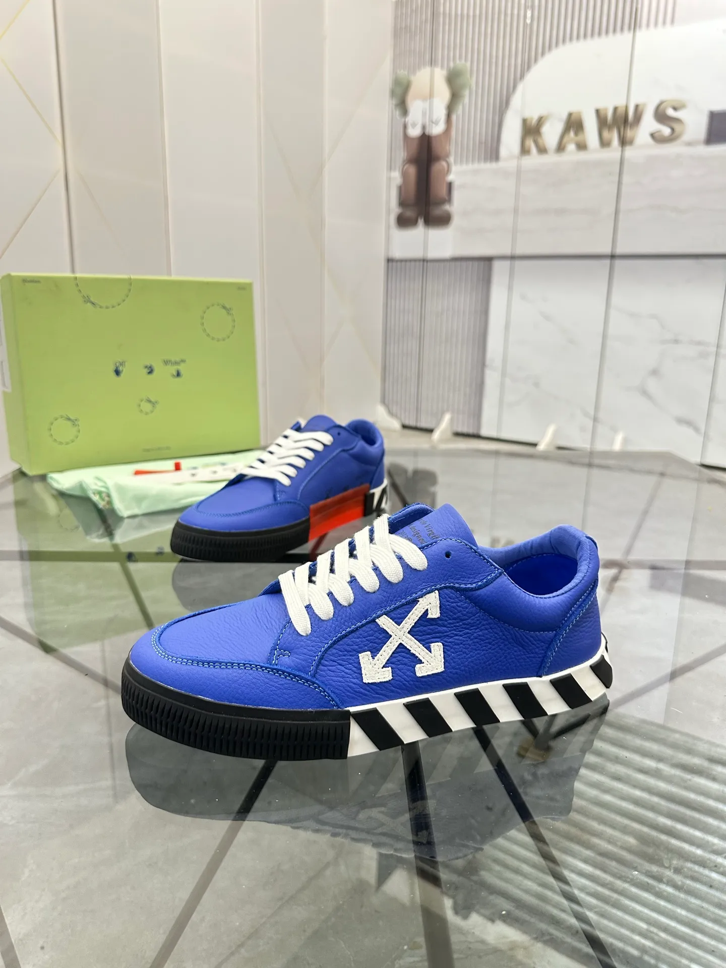 Selling men's shoes 💰: 💰P440¥ Product trademark: OFF WHITE *"OFF WHITE*" low-top casual shoes Regular size: 35-45 (can be customized to 46) Couple style Product material: imported cowhide upper, breathable lining, original outsole. No.: H203